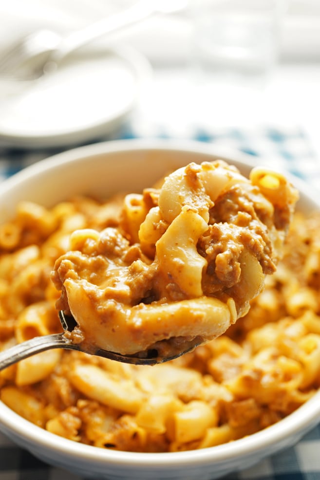 Velveeta Cheese Burger Mac and Cheese is an easy dinner to prepare for busy mom like you. Made only in 6 ingredients, this is a cheap way to serve dinner.